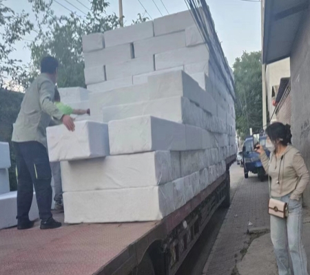 湖南吴经理订购的生态多孔纤维棉正在装车发货中